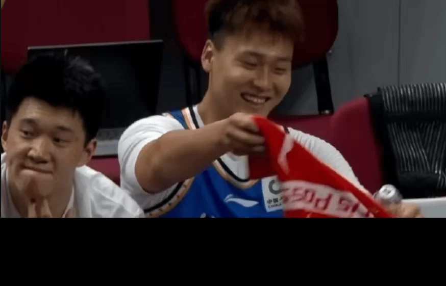 正负值第2低,点赞“让他滚”,媒体人怒斥,球迷称从无归属感!_赵睿_北京_球员